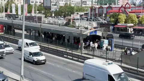 Beylikdüzü Metrobüs Durağında Bıçaklı Kavga: Bir Kişi Hayatını Kaybetti, Baba ve Oğlu Gözaltında
