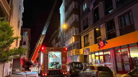 Esenyurt'ta 4 Katlı Binanın Çatısında Yangın Söndürüldü
