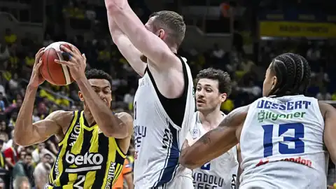 Fenerbahçe Beko, Anadolu Efes Karşısında Seride 2-0 Öne Geçti