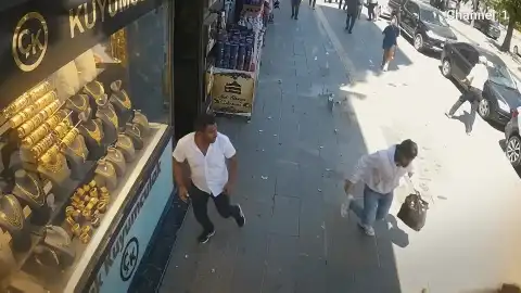Van'da Bina Cephesinden Kopan Beton Parçaları Paniğe Yol Açtı