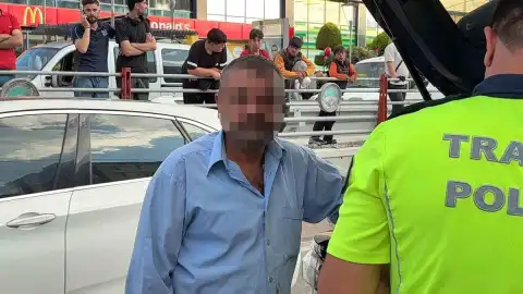 Kayseri'de Otomobilin Refüje Çarpması Sonucu Tramvay Camı Kırıldı: 4 Yaralı