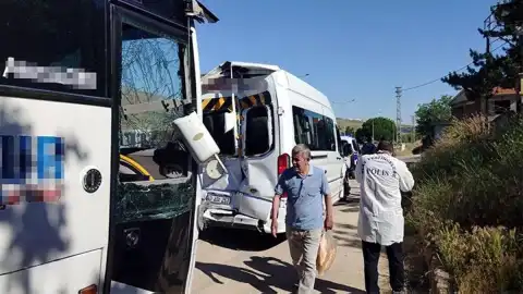 Kırşehir'de Servis Midibüsü ile Minibüs Çarpıştı: 42 Yaralı