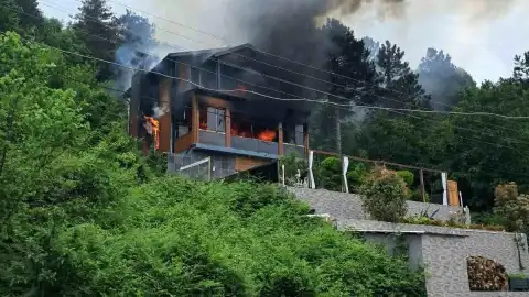Kastamonu'da Yangın Çıkan Villada Mahsur Kalan Yaşlı Kadın Kurtarıldı