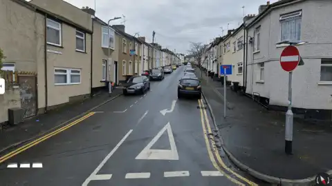 Newport'ta Arbalet Taşıdığı Şüphelenilen Şahıs Polis Tarafından Vuruldu