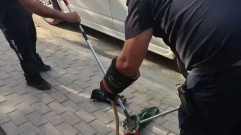 Bursa İnegöl'de Minibüsün Motoruna Giren Yılan İtfaiye Tarafından Çıkarıldı