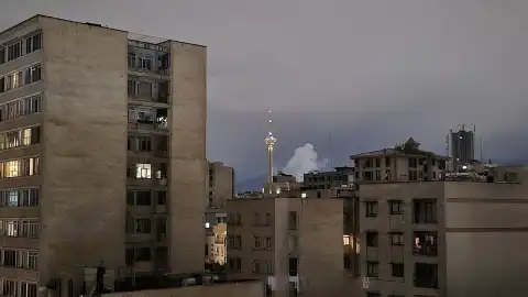 İran Basını: Buşehr ve Aseluye Kentlerinde Patlama Sesleri Duyuldu