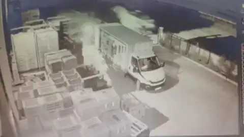 Afyonkarahisar'da Kamyonetin Traktöre ve Tesise Çarptığı Kazada 1 Ölü, 3 Yaralı