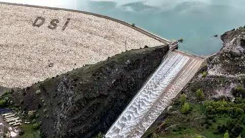 18 Yıl Sonra Bir İlk: Pusat-Özen Barajı'nda Dolusavaktan Su Akmaya Başladı