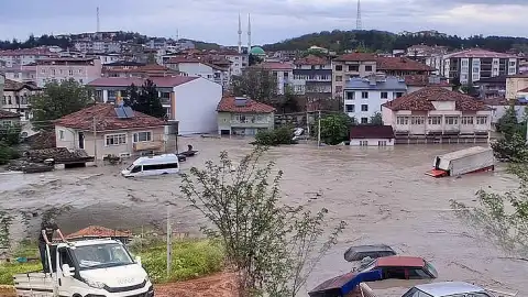 5 İlde Sağanak Etkili Oldu: Bodrum Katları ve Araçlar Sular Altında Kaldı