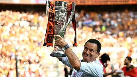 Acun Ilıcalı, Hull City'nin Premier Lig'e Yükselmesiyle Kupayı Kaldırdı
