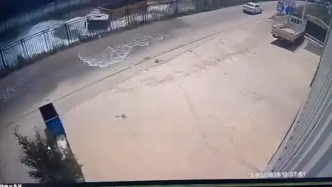 ADANA'da TIR Sulama Kanalına Düştü, Sürücü Hafif Yaralandı