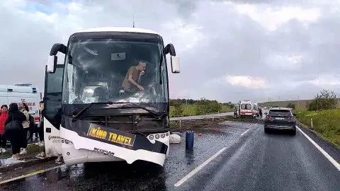 Aksaray'da Tur Otobüsü Refüje Çarptı: 16 Yaralı