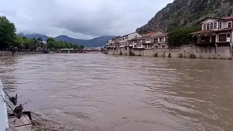 Amasya ve Taşova'da Eğitime Bir Gün Ara Verildi