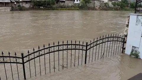 Amasya'da Yeşilırmak Taştı, Gezi Yolları Sular Altında Kaldı
