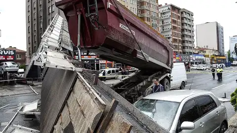 Ankara'da Damperi Açık Tır Üst Geçide Çarptı: 3 Yaralı