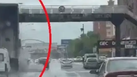 Ankara'da Üst Geçit Faciası: Kamyon Damperi Çarptı, 3 Yaralı