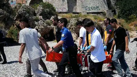 Antalya'da Arkadaşını Kurtarmaya Çalışırken Boğulma Tehlikesi Geçiren Çocuk Hastaneye Kaldırıldı
