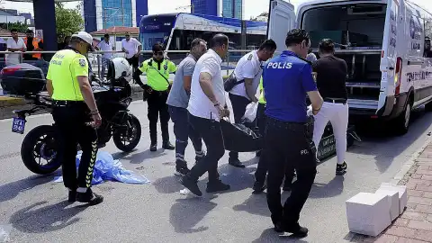 Antalya'da Hafif Ticari Araç Çarptı: 13 Yaşındaki Çocuk Hayatını Kaybetti
