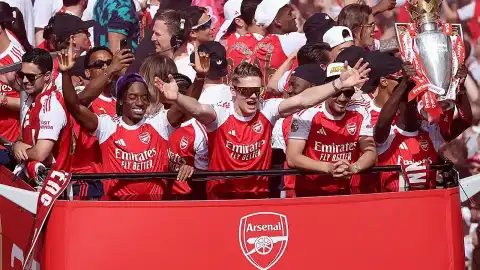 Arsenal, 22 Yıl Aradan Sonra Şampiyonluğu Taraftarıyla Kutladı