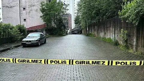 Artvin Hopa'da Yağışlar Heyelana Yol Açtı: Yol Ulaşıma Kapandı
