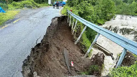 Artvin'de Sağanak Yağış Nedeniyle Dere Taştı: 5 Köy Yolu Ulaşıma Kapatıldı