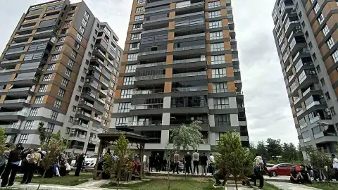 Asansörde Mahsur Kalanları Kurtarmak İsterken Boşluğa Düşerek Hayatını Kaybetti