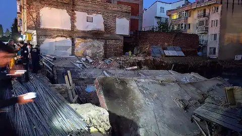Balıkesir'de Temel Kazısı Nedeniyle 3 Katlı Bina Yıkıldı