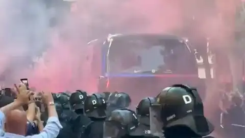 Barcelona Taraftarları Kendi Otobüslerini Taşladı