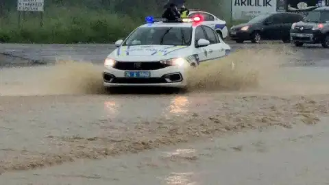 Bartın'da Irmak Taştı, Kara Yolu Ulaşıma Kapandı