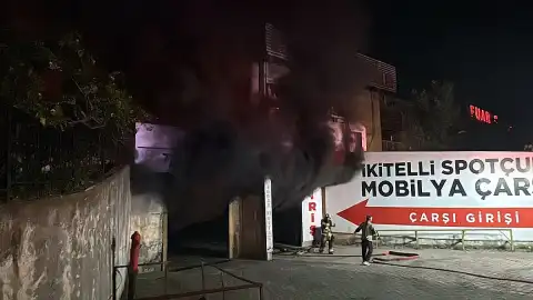 Başakşehir'de İş Yerinde Yangın: İtfaiye Ekipleri Müdahale Ediyor