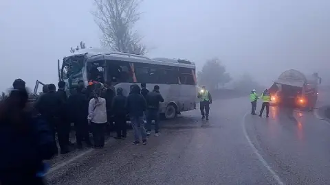 Bolu'da Tanker ve Minibüs Çarpıştı: 3 Ağır Yaralı