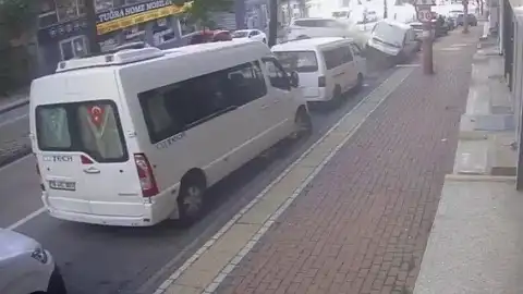 Bursa'da Kontrolden Çıkan Hafif Ticari Araç 6 Araca Çarptı, Sürücü Metrelerce Savruldu