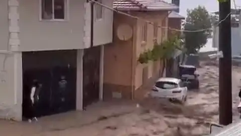 Bursa'da Sağanak Sel Oldu: Evler Sular Altında Kaldı, Çatı Çöktü