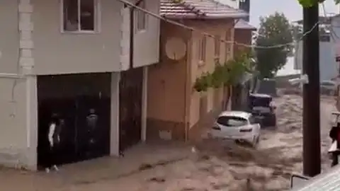 Bursa'da Şiddetli Sağanak Sele Neden Oldu: Evleri Su Bastı, Çatı Çöktü
