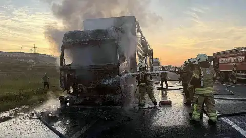 Çatalca'da Seyir Halindeki Tır Alevlere Teslim Oldu
