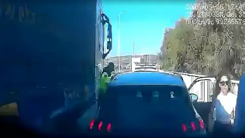 Çeşme Otoyolu'nda Güvenlik Önlemi Alan Uzman Çavuşa TIR Çarptı