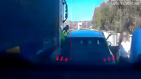 Çeşme Otoyolu'nda Jandarma Personeli Tır ile Otomobil Arasında Sıkıştı: Ölümden Döndü