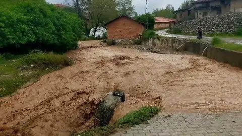 Çorum'un Alaca İlçesinde Sel Felaketi: Köyler Sular Altında Kaldı, Tarım Arazileri Zarar Gördü