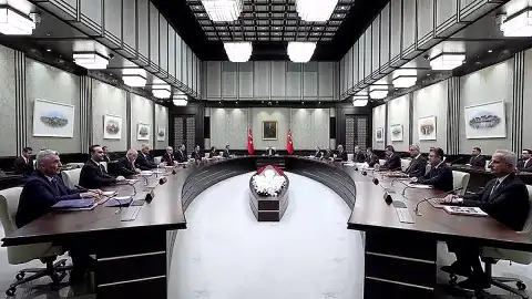 Cumhurbaşkanlığı Kabinesi Toplanıyor: Gündemde Terörle Mücadele, Dış Politika ve Ekonomi Var