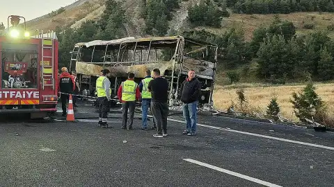 Denizli'de Feci Kaza: Otobüs Bariyerlere Çarptı, 1 Bebek 8 Kişi Hayatını Kaybetti, 33 Yaralı