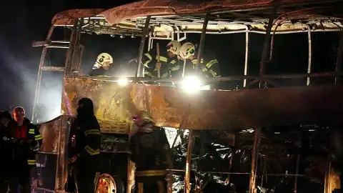 Denizli'de Yolcu Otobüsü Bariyerlere Çarparak Alev Aldı: 8 Kişi Hayatını Kaybetti