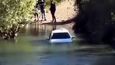 Dicle Nehri Kenarında Park Edilen Otomobil Sular Altında Kaldı