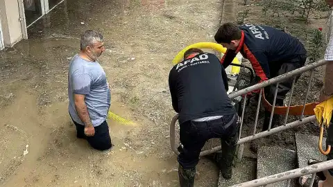 Edirne'de Sağanak Yağış Nedeniyle İş Yerleri ve Sokaklar Sular Altında Kaldı