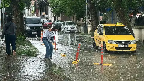 Edirne'de Şiddetli Sağanak ve Dolu Yağışı Hayatı Felç Etti