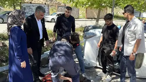 Elazığ'da Elektrikli Araç Devrildi: Milletvekili Gürsel Erol İlk Müdahaleyi Yaptı