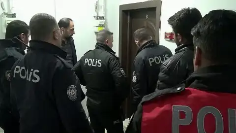 Erzurum'da 17 Yaşındaki Y.A.Y., Anneannesini Bıçaklayıp Rehin Aldı