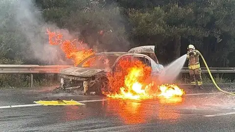 Esenyurt'ta Seyir Halindeki Otomobilde Yangın Çıktı