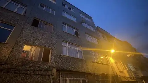 Fatih'te Cam Silen Kadın Apartman Boşluğuna Düşerek Hayatını Kaybetti