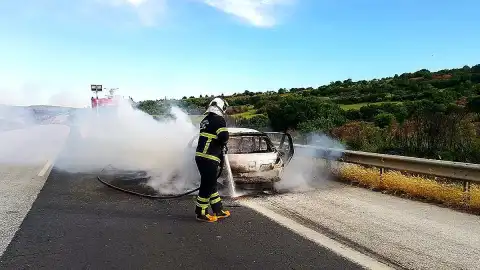 Gaziantep'te Seyir Halindeki Otomobil Alevlere Teslim Oldu