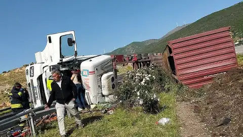 Gaziantep'te Tır Devrildi: Sürücü Yaralandı